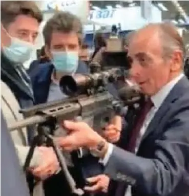  ?? ?? Menacing: Media-hating Eric Zemmour trains a rifle on journalist­s at an arms fair