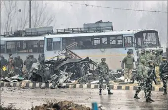  ?? WASEEM ANDRABI/HT ?? Security personnel inspecting the site of the terror attack in Lethpora, on the Jammu-srinagar highway, on Thursday.