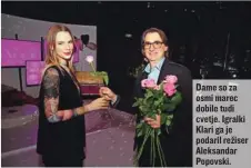  ?? ?? Dame so za osmi marec dobile tudi cvetje. Igralki Klari ga je podaril režiser Aleksandar Popovski.