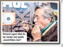  ??  ?? Richard Lugner blieb lieber sauber und spielte „Gwehrflöte­n-Dart“.