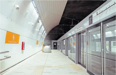  ??  ?? Una línea del metro de Santiago de Chile con puertas en los andenes, como tendrá la F porteña