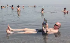  ?? FOTO: DPA ?? Dafür ist das Tote Meer berühmt: im Wasser lesen.