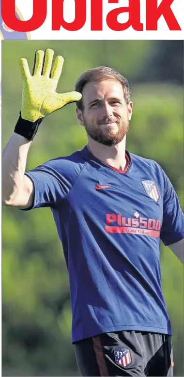  ??  ?? Oblak saluda durante un entrenamie­nto del Atlético en el Cerro.