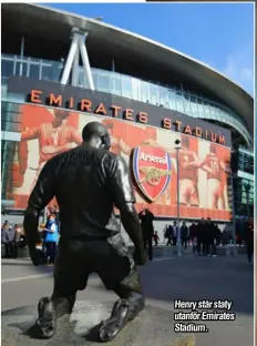  ??  ?? Henry står staty utanför Emirates Stadium.