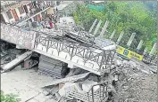  ?? HT PHOTO ?? The collapsed multi-storey building in shimla’s Chopal on Saturday.