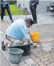  ?? FOTO:LARISSA SCHÜTZ ?? Künstler Gunter Demnig verlegt den Stolperste­in für Berta Anna Lang im Vogtswinke­l 10.