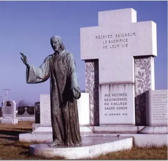  ?? PHOTO COURTOISIE ?? Une enquête a été ouverte sur le vol d’une statue d’un cimetière de Saint-Hyacinthe. Celle-ci avait été érigée en l’honneur de 46 victimes d’un incendie en 1938.