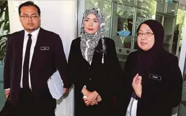  ??  ?? Lawyers ( from left) Afiq Zainal Abidin, Mazlifah Ayob and Suzana Atan at the Shah Alam Court Complex yesterday.