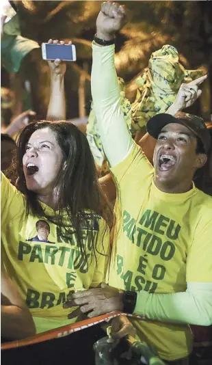  ?? EFE ?? Triunfo. Partidario­s de Jair Bolsonario celebran su victoria, luego de ser contabliza­dos el 99% de los votos, cuando tenía más de 55%, mientras que Fernando Haddad, del PT, tenía menos de 45%.