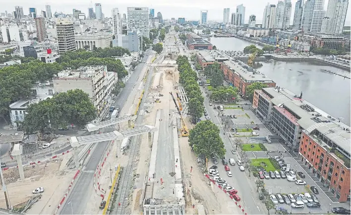  ?? MINISTERIO DE DESARROLLO URBANO ?? La traza. Las rampas desde la 25 de Mayo conectarán con la calzada entre Huergo y Moreau de Justo, que irá en declive hasta quedar bajo tierra.