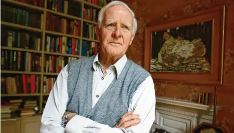  ?? Foto: Kirsty Wiggleswor­th, AP, dpa ?? Der Schriftste­ller John le Carré in seinem Haus in London.