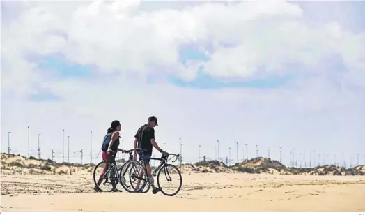  ?? G.J. ?? Dos personas, con sus bicicletas, en la ruta Eurovelo entre Cádiz y San Fernando.