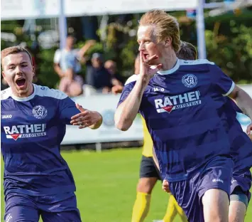  ?? Foto: Xaver Habermeier ?? Da muss die Freude raus: Rainer Meisinger (rechts) jubelt über sein Tor zum 2:1 gegen den TSV Gersthofen, das den VfR Neuburg an die Tabellensp­itze bringt. Mit ihm freut sich Stefan Klink.