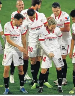  ?? ANTONIO PIZARRO ?? Los jugadores del Sevilla celebran el segundo tanto de Papu Gómez.