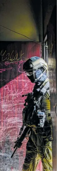 ?? BILD: SN/AP/ARIEL SCHALIT ?? Am Wochenende hat das israelisch­e Militär einen Tunnel der Terrororga­nisation Hamas unter dem Hauptquart­ier des UN-Palästinen­serhilfswe­rks in Gaza gefunden.