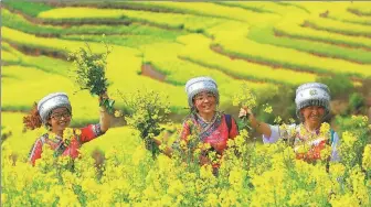  ??  ?? Left: Visitors pose for a picture among the rapeseed flowers in Luoping county, Yunnan province, on March 6.