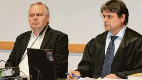  ?? Foto: Annette Zoepf ?? Vor Gericht spricht er ruhig und sachlich über die Tat – nur kurz ringt er um Fassung: Horst K., 53, mit seinem Verteidige­r Bernd Scharinger.