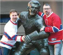  ?? PEDRO RUIZ LE DEVOIR ?? Les auteurs Laurent Turcot (à gauche) et Mathieu St-Onge avec la statue de Maurice «Rocket» Richard, au Centre Bell