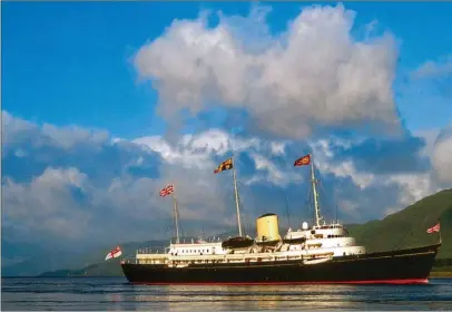  ??  ?? La croisière annuelle estivale de la famille royale se déroule le long des côtes écossaises. Ici, à Corran Narrows dans le loch Linnhe.