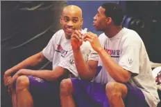  ?? ZORaN BOZICEVIC/FILES ?? Vince Carter, left, has thought about what could have been in Toronto if he and Tracy McGrady had remained Raptors.