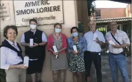  ?? (Photo P.O.) ?? Brigitte Florent et les bénévoles de la DDEN ont fait don de thermomètr­es à la maternelle Simon-Lorière à Sainte-Maxime.