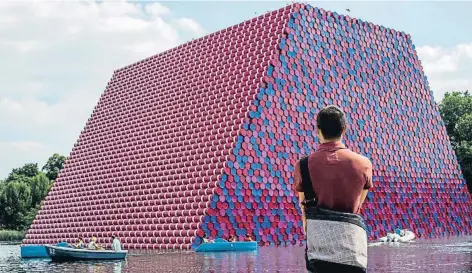  ??  ?? The London mastaba, de Christo, una escultura flotante en el estanque de Hyde Park junto a la galería Serpentine de Londres