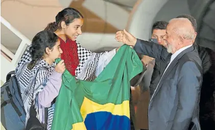  ?? AFP ?? Acogida. Lula recibe en la base aérea de Brasilia a palestinos y brasileños recién llegados de Gaza.