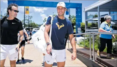  ?? ?? Rafa Nadal camina junto a Carlos Moyá en Brisbane, donde jugó por última vez el pasado mes de enero.