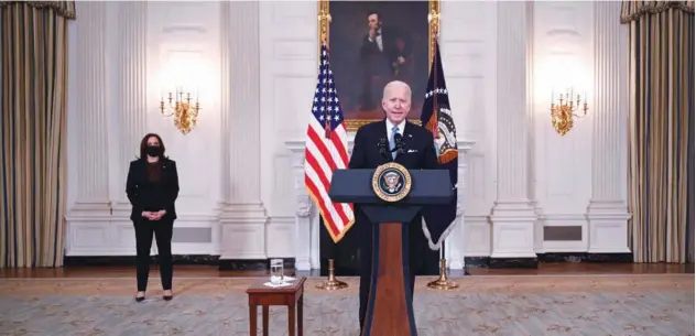  ?? Agence France-presse ?? ↑
Joe Biden delivers remarks on pandemic response as Kamala Harris looks on at the White House on Tuesday.