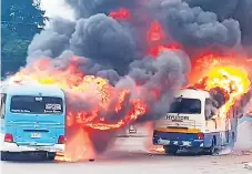  ??  ?? PELIGRO. Las unidades de transporte tomaron fuego en horas del mediodía en el bulevar Suyapa.