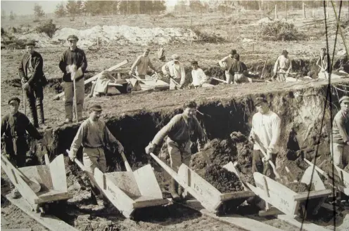  ?? Foto: imago/Hohlfeld ?? Gulaghäftl­inge bei der Arbeit im Dorf Kucino, ca. 90 Kilometer östlich der Stadt Perm im Ural