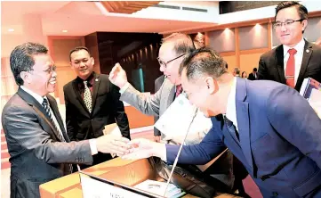  ?? - Bernama photo ?? Chief Minister Datuk Seri Mohd Shafie Apdal (left) commenting on something with Sabah opposition leader and Tambunan assemblyma­n Datuk Dr Jeffrey Kitingan at the end of yesterday’s State Assembly sitting.