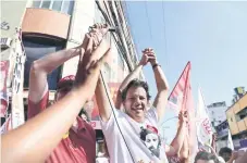  ??  ?? El candidato del PT, Fernando Haddad, durante un mitin realizado el martes en Duque de Caxias, cerca de Río de Janeiro.