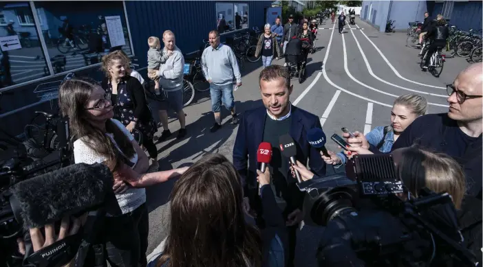  ?? FOTO: JOHAN NILSSON/TT ?? Morten Østergaard avgår som partiledar­e för sociallibe­rala Radikale Venstre efter en metoo-affär. Bilden är från valdagen i fjol.
■