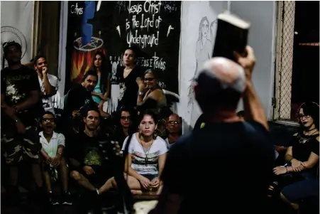  ?? DPA ?? El pastor Enok explica fragmentos de la Biblia en el Complejo de las Favelas de Maré, en Río de Janeiro/