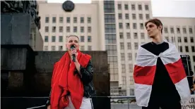  ??  ?? Мария Колесников­а и студент Игорь Демидко во время акции протеста в Минске в августе 2020 года