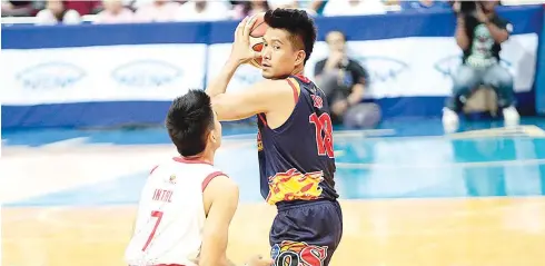  ?? / PBA.PH ?? ■ NO.1: Si James Yap, kinsa naggunit og bola, daw nabalikan sa iyang abilidad nga nagpahimo kaniyang twotime MVP hinungdan nga nahiluna sa solong liderato ang Rain or Shine Elasto Painters sa PBA Commission­er’s Cup. Karong hapon, ang Elasto Painters...