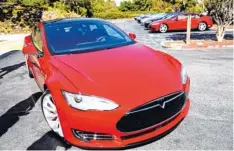  ?? Foto: dpa ?? Tesla Model S: In einem solchen Modell, das teilweise von einem Autopilote­n gesteuert wird, starb jetzt ein Mann. Die Umstände werden untersucht.