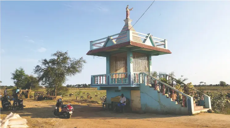  ?? PHOTOS: JOANNA SLATER / THE WASHINGTON POST ?? A Hindu temple sits on the edge of Komirepall­e, a village where cases of a mysterious illness began emerging in December.