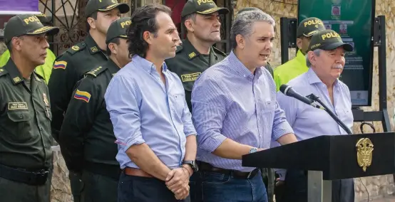  ?? FOTO ?? El presidente Duque, en su recorrido ayer por Medellín, estuvo acompañado por el ministro de Defensa, Guillermo Botero. Hoy el Jefe de Estado estará en Machuca (Segovia), en un homenaje a víctimas de la tragedia ocasionada por el Eln.