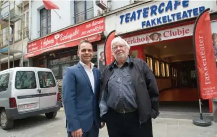  ?? FOTO PATRICK DE ROO ?? Sam Verhoeven neemt de fakkel over van Walter Groener: “We versterken de aanwezighe­id van het Fakkelthea­ter in het hart van de stad.”