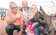  ?? FOTO: MÖLLERS ?? Heinrich Meßler und Hans-Peter Schweimer aus der Messkommis­ion schauen sich den Schäferhun­d von Elisabeth Speil an: Perro von der schwarzen Natter und Tochter Romy verstehen sich gut.