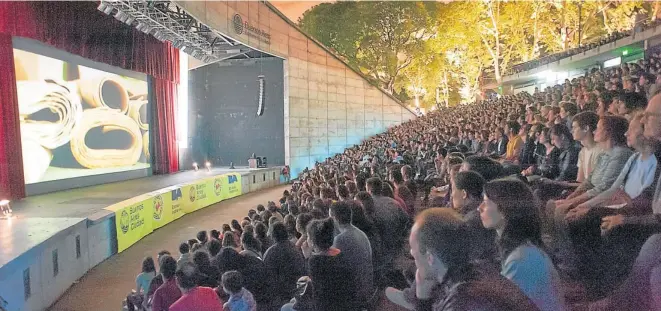  ?? patricio pidal/afv ?? El último miércoles, 1600 personas fueron a la apertura del festival y vieron la proyección de la película israelí TheCongres­s en el parque Centenario