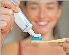  ?? ?? Jótékony
A legtöbb fogkrémben megtalálha­tó a fluorid, amelynek számos jótékony hatása van