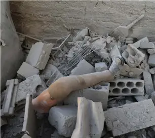  ?? Reuters ?? A prosthetic leg lies amid rubble of a damaged building in the rebel-held area in Deraa. —