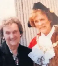  ?? David Smith ?? ●● Annie with her sister, the former Mayor of Hyndburn, Cath Thom
