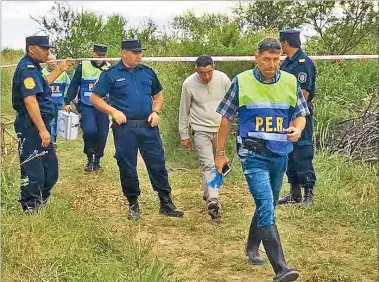  ?? @MARIANOGAR­CIA1 ?? ESCENA. El cuerpo de Micaela fue encontrado en la estancia Seis Robles, en las afueras de Gualeguay.