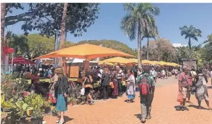  ?? FOTO: DPA ?? Ein Markt in der Hauptstadt von Neukaledon­ien. Das Land liegt im Pazifische­n Meer.