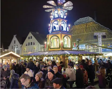  ?? Archivfoto: Dominik Weiss ?? Ein Anlaufpunk­t am Weihnachts­markt am Schrannenp­latz ist die beleuchtet­e Pyramide.