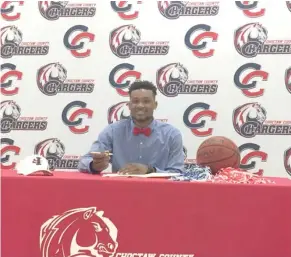  ?? (Photo by Joel Coleman, SDN) ?? Choctaw County's Jeremy Miller signs to continue his basketball career at Itawamba Community College.